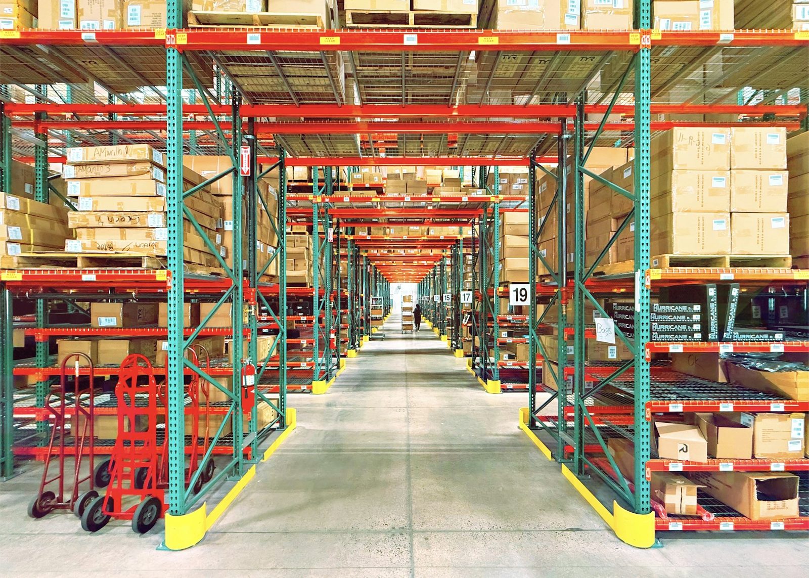 Estantería de almacén surtida con inventario de cerraduras y herrajes de puerta